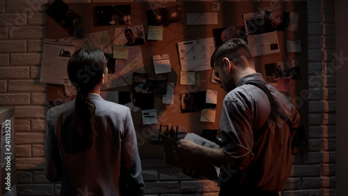 Genius detectives analyzing press clipping and photo information about crime Tableau sur Toile