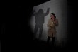 © Antje - Frau wird auf dunkler Straße  von einem bedrohlichen Schatten verfolgt
