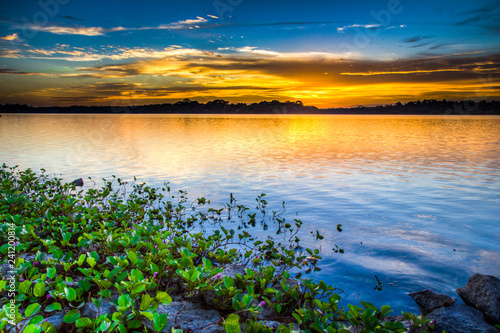 Foto Setting sun brings a peaceful and beautiful golden warm glow
