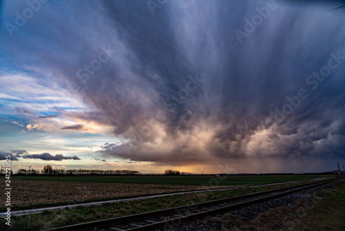 Fotografía Dramatischer Himmel bei Wetterumschwung mit Schienen