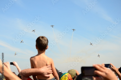 Fotomural Aircraft A-29 Super Tucano, formation flight viewed by a kid.