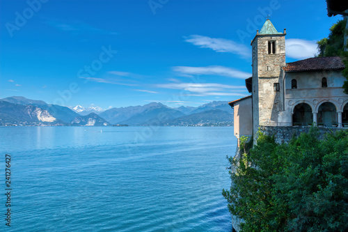 Fotografie, Obraz La chiesa sulla scogliera sul lago maggiore