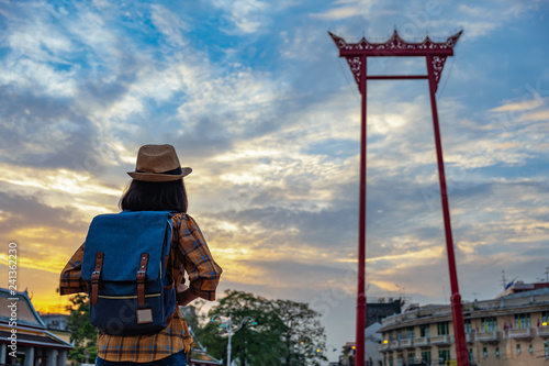 Photographie asian women tourists are watching the beauty of The Phram Giant Swing with the sky