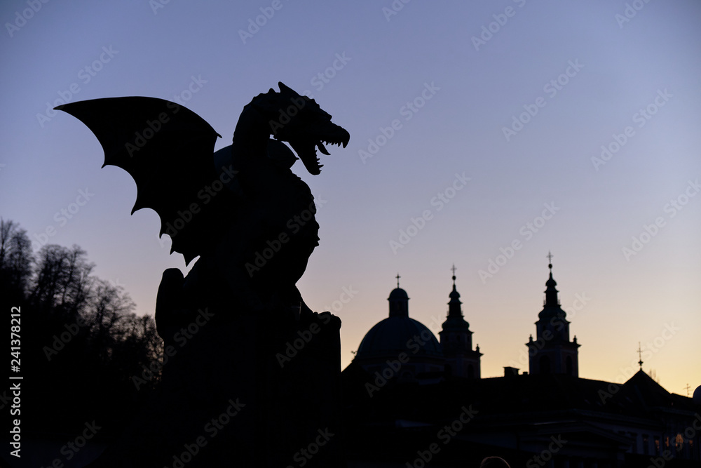 Obraz na płótnie The fire Dragon symbol of the city of Ljubljana, seen on city bridge.  Night silhouette against purple sky, with skyline w salonie