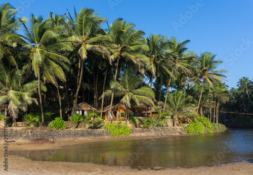 Plakat Błękitna laguna przy koli plażą w Południowym Goa w India