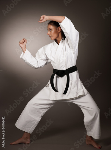 Dekoracja na wymiar  kobieta-w-bialym-kimonie-mocno-uderza-w-powietrze-dziewczyna-od-sztuki-walki-karate