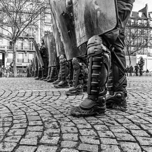 Fototapeta Bottes et boucliers CRS Police
