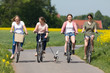 Freundinnen machen eine Radtour