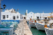 Die Hafenpromenade mit Restaurants und Tavernen direkt neben den Fischerbooten in Naousa, Paros, Kykladen, Griechenland