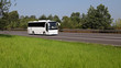 Reisebus fährt auf einer Autobahn im Sommer