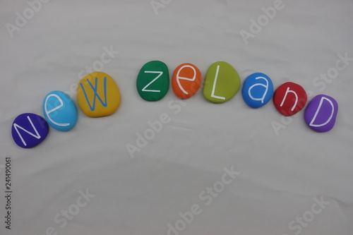 Fotografia New Zeland, souvenir with multi colored stones over white sand