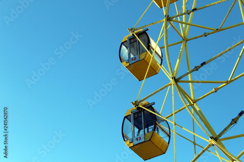 Foto Ferris wheel with cabins closed in winter sunny weather