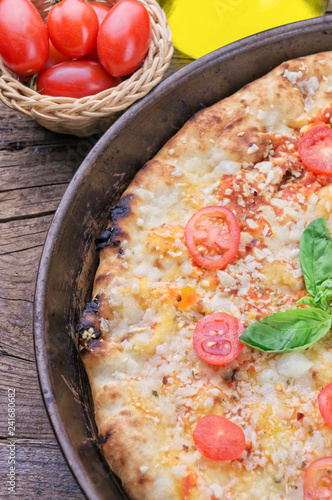 Fotografia Closeup of homemade pizza on wooden background
