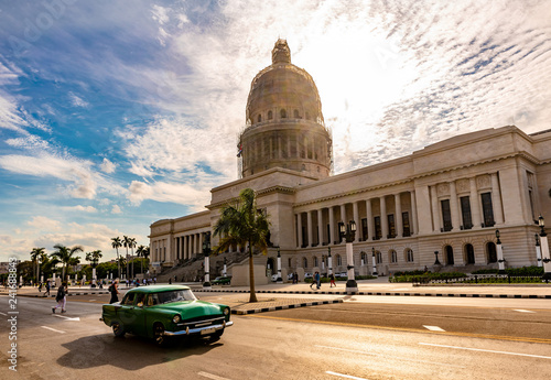 Fotografie, Obraz Oldtimer im Centro von Havanna mit Capitolio