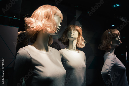 Fotografia Woman mannequins in t shirts on the sell podium