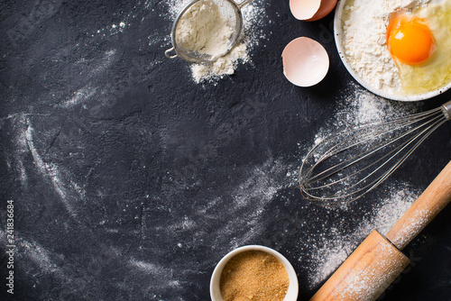 Fotografía Cooking and baking utensils on black texture