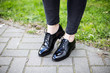 buty stopy nogi kobieta czerń czarny lakierki