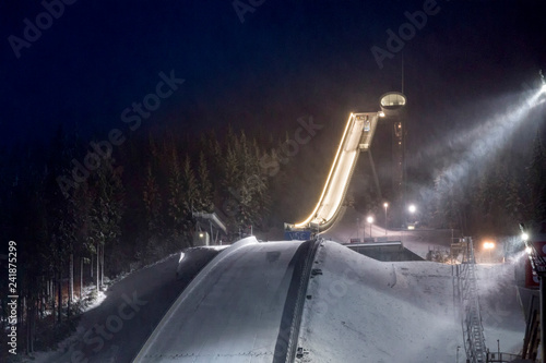 Dekoracja na wymiar  skocznia-narciarska-vogtlandarena-w-klingenthal-noca