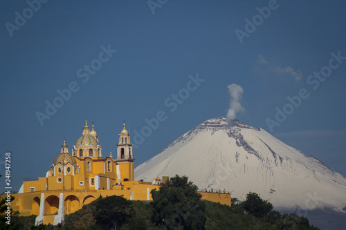 Fotomural Iglesia de los Remedios en Cholula Puebla y el Popocatépetl
