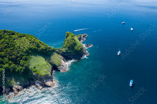 Fototapeta Widok z lotu ptaka drone zdalnego, piękna wyspa tropikalna w otoczeniu rafy koralowej (Ko Bon, Tajlandia)