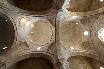 archi e cupole; interno della Cattedrale di Molfetta