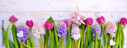 Frühling Blumenstrauß auf Holz - Frühlingsblumen - Frohe Ostern Blumengrüße