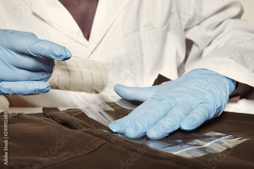 Valokuva Checking and pickup of unvisible microtrace evidence from dress