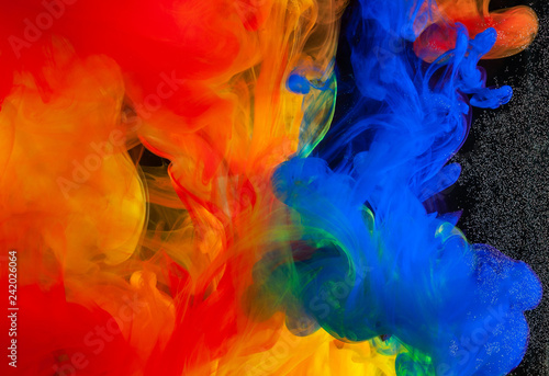 Fotografia Spill and mix paint in water on a black background
