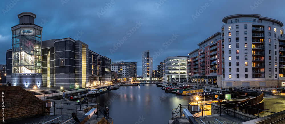 Leeds Docks at dusk - obrazy, fototapety, plakaty 