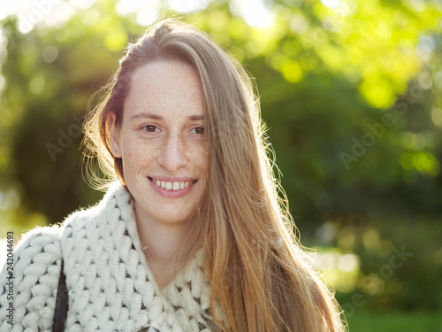 Fotografía Close up shot of young trendy dressed serious caucasian woman posing outdoor on