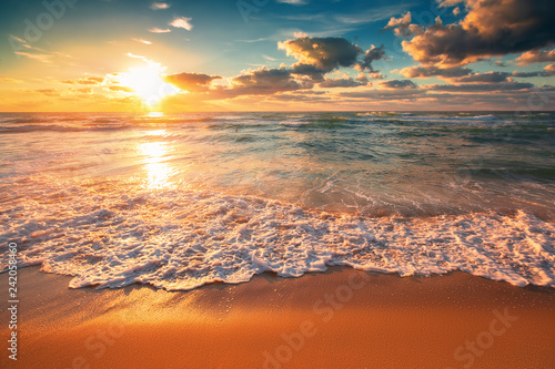 Fototapeta zachód słońca  piekny-pejzaz-nad-morzem-w-promieniach-zachodzacego-slonca