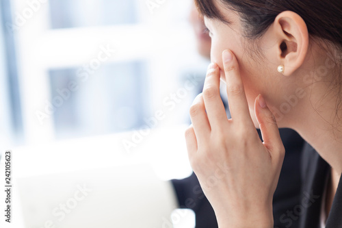 自分の頬を触る綺麗な女性の写真 Stock Photo Adobe Stock 自分の頬を触る綺麗な女性の写真 Stock Photo Adobe Stock