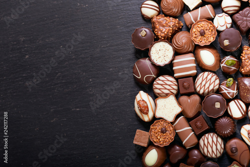 Fotografía mix of chocolate candies, top view