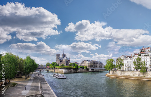 Foto Panorama with Notre Dame cathedral and boat on Seine in Paris, France