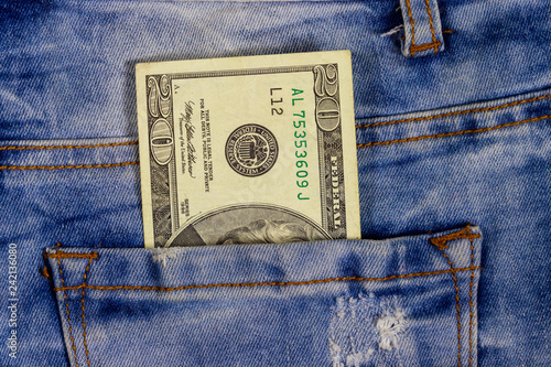 Fotografía Twenty dollars bill in the pocket of blue jeans