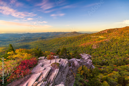 Fotomural Blue Ridge Mountains landscape at Linn Cove Viaduct and Grandfather Mountain