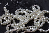 Fototapeta Łazienka - white pearl beads on black background,