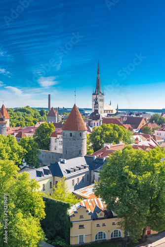 Fotografía Tallinn in Estonia, panorama of the medieval city with Saint-Nicolas church, col