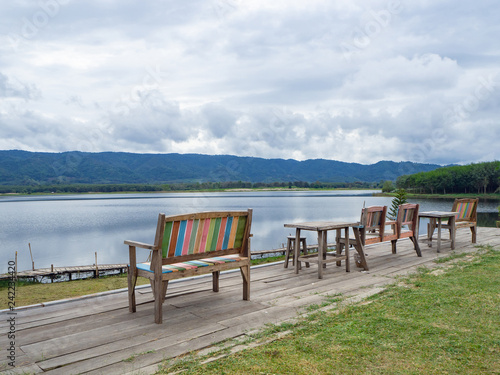 Foto Scenic view landscape of lake and mountains in Northern Thailand.