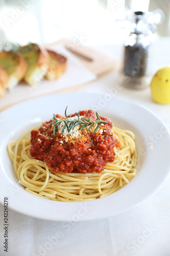 Foto Spaghetti bolognese tomato sauce with bread , italian food