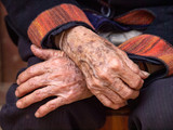 Hände einer alten Frau in Yunnan in China