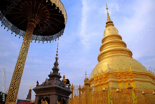 Foto Golden pagoda in the Buddhist temple with blue sky