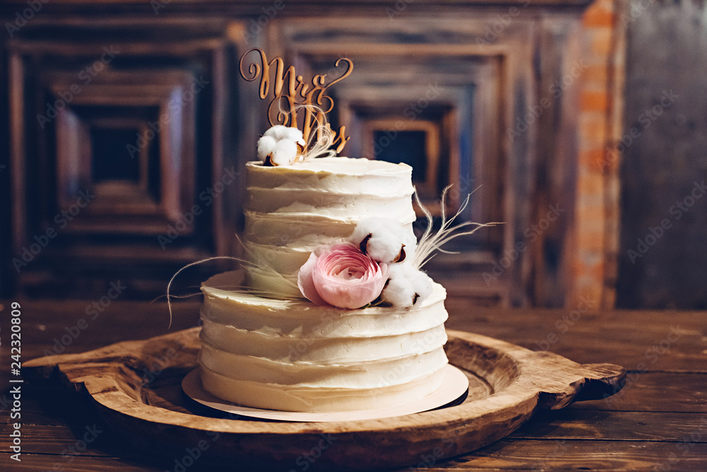 Obraz na płótnie Rustic style wedding cake with cotton and floral decoration. w salonie