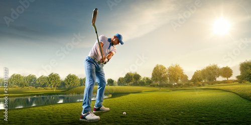 Plakaty Golf  mezczyzna-golfista-na-profesjonalnym-polu-golfowym-golfista-z-kijem-golfowym-oddajacy-strzal