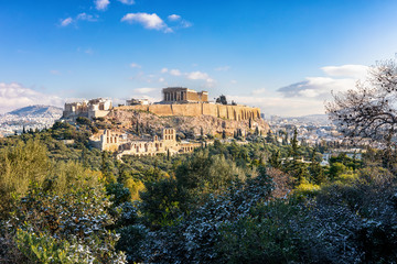Fototapete - Panoramasicht auf die Akropolis von Athen mit dem Parthenon Tempel über der Altstadt Plaka im Winter mit Schnee