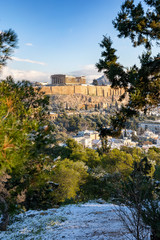 Fototapete - Die Altstadt von Athen, Plaka, mit der Akropolis und dem Parthenon Tempel im Winter mit Schnee