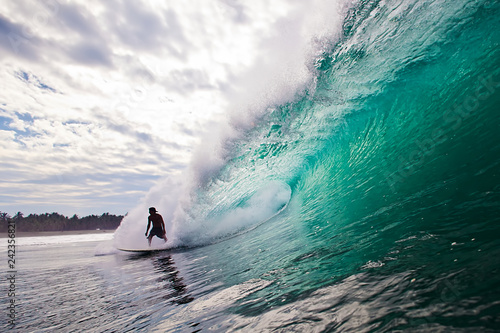 Fényképezés  Surfer auf einer großen, brechenden Welle
