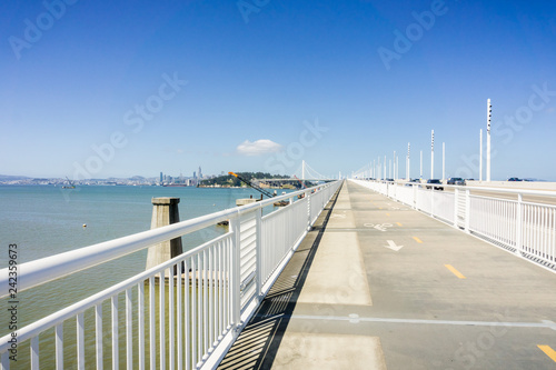 Naklejka biały most   spacer-po-nowym-szlaku-bay-bridge-z-oakland-na-wyspe-yerba-buena-w-san-francisco