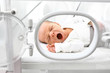 Noworodek w inkubatorze.  Nowonarodzone dziecko w inkubatorze na oddziale szpitalnym.