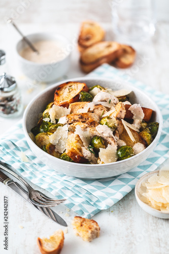 Fotografía Salade César au Chou de Bruxelles Rôtis, Parmesan, Poulet Grillé et Croûtons